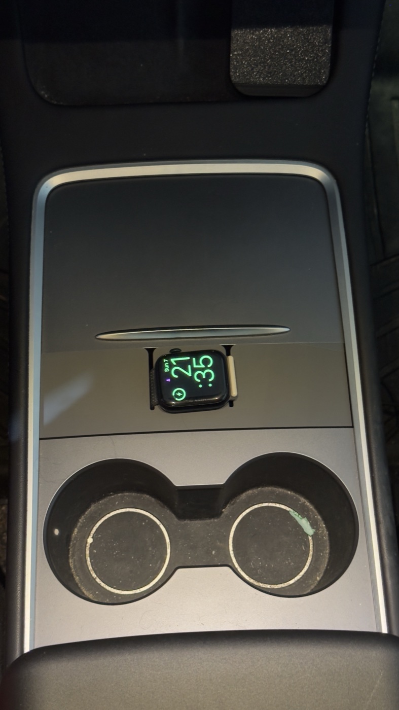Tesla Model Y çekmece içi akıllı saat şarj konsolu görsel 3