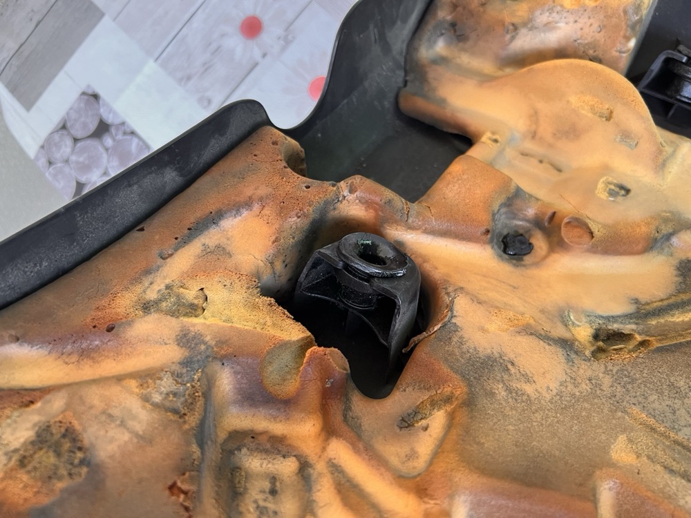 Citroën C5 Mk2 Motor Kapağı Lastik Takozu görsel 2