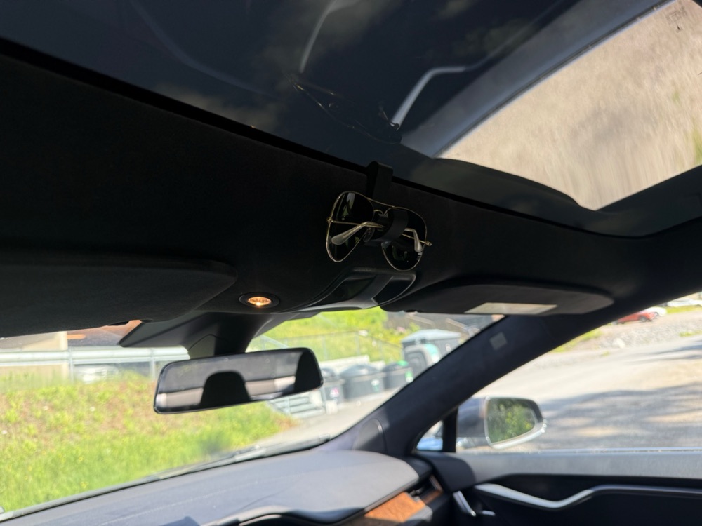 Tesla Model S gözlük tutucusu