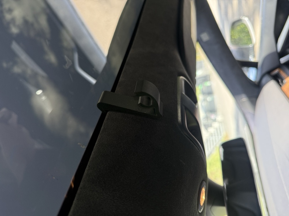 Tesla Model S gözlük tutucusu görsel 3