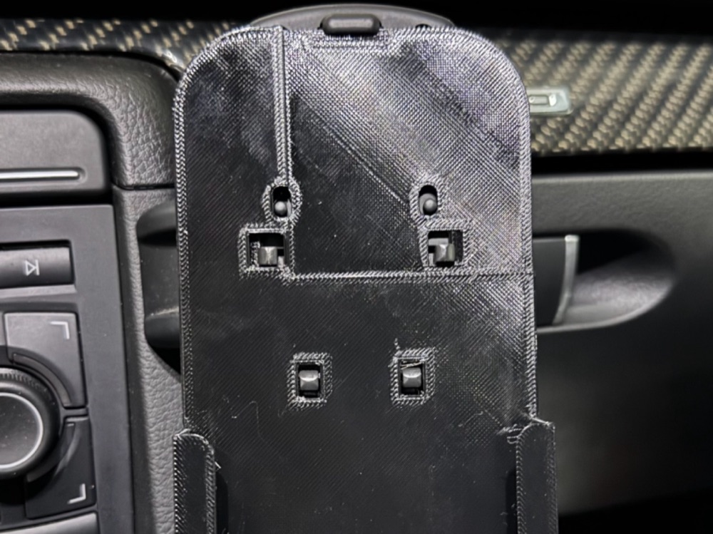 Audi A4 B7 Telefon Tutucu (iPhone 15 Pro, Kılıflı)