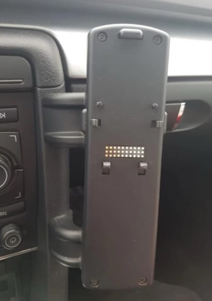 Audi A4 B7 Telefon Tutucu (iPhone 15 Pro, Kılıflı) görsel 3