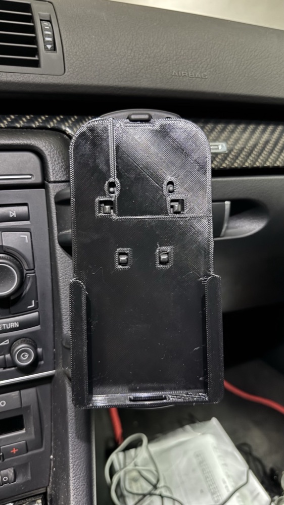 Audi A4 B7 Telefon Tutucu (iPhone 15 Pro, Kılıflı) görsel 4