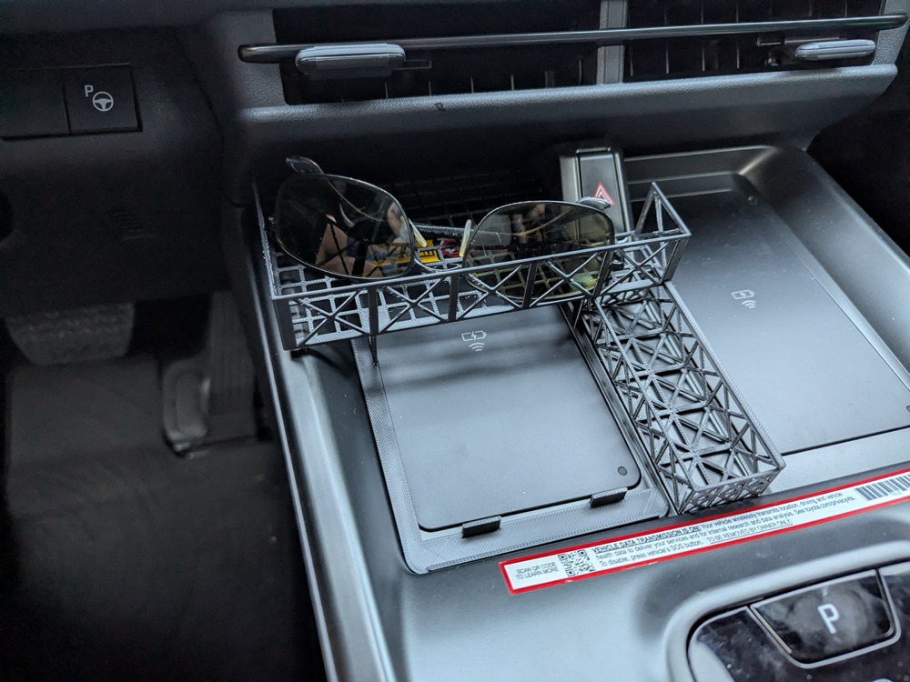 Toyota bZ Telefon Tutucu ve Eşya Sepeti