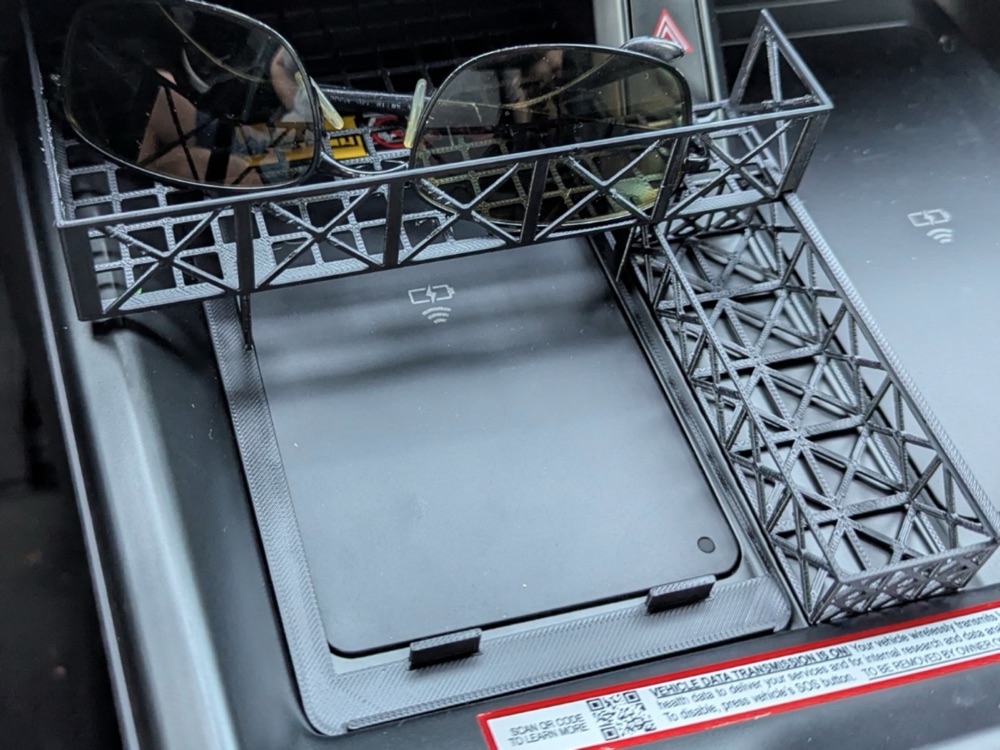 Toyota bZ Telefon Tutucu ve Eşya Sepeti görsel 2
