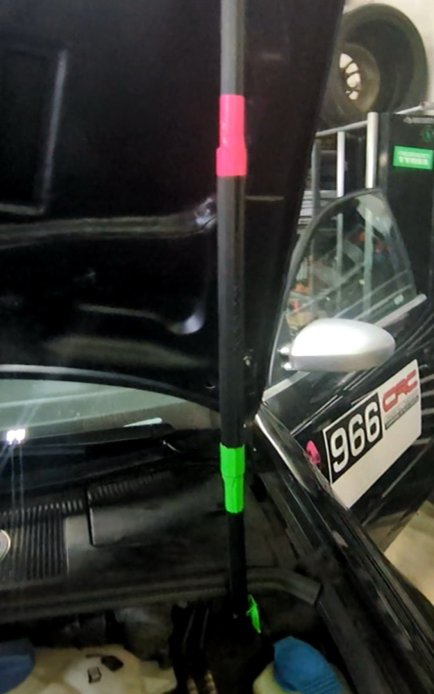 Audi RS4 Karbon Kaput İçin Katlanır Kaput Çubuğu görsel 3