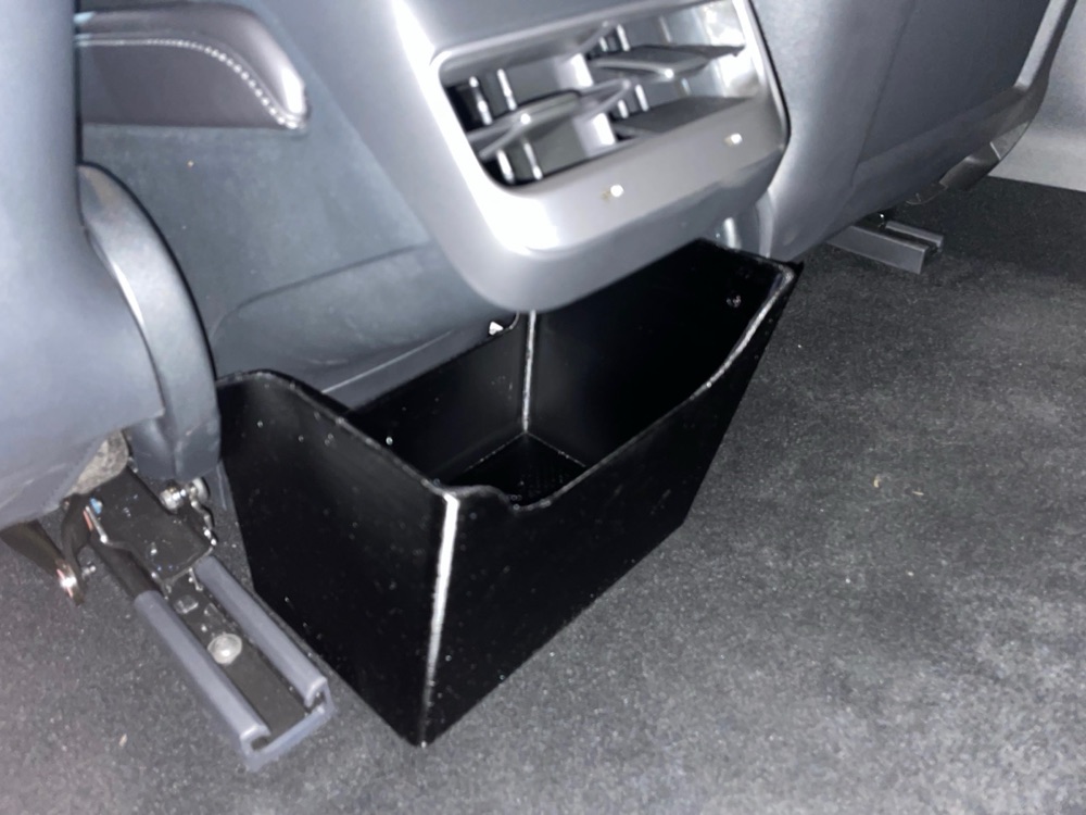 Tesla Model 3 arka konsol çöp kutusu görsel 2