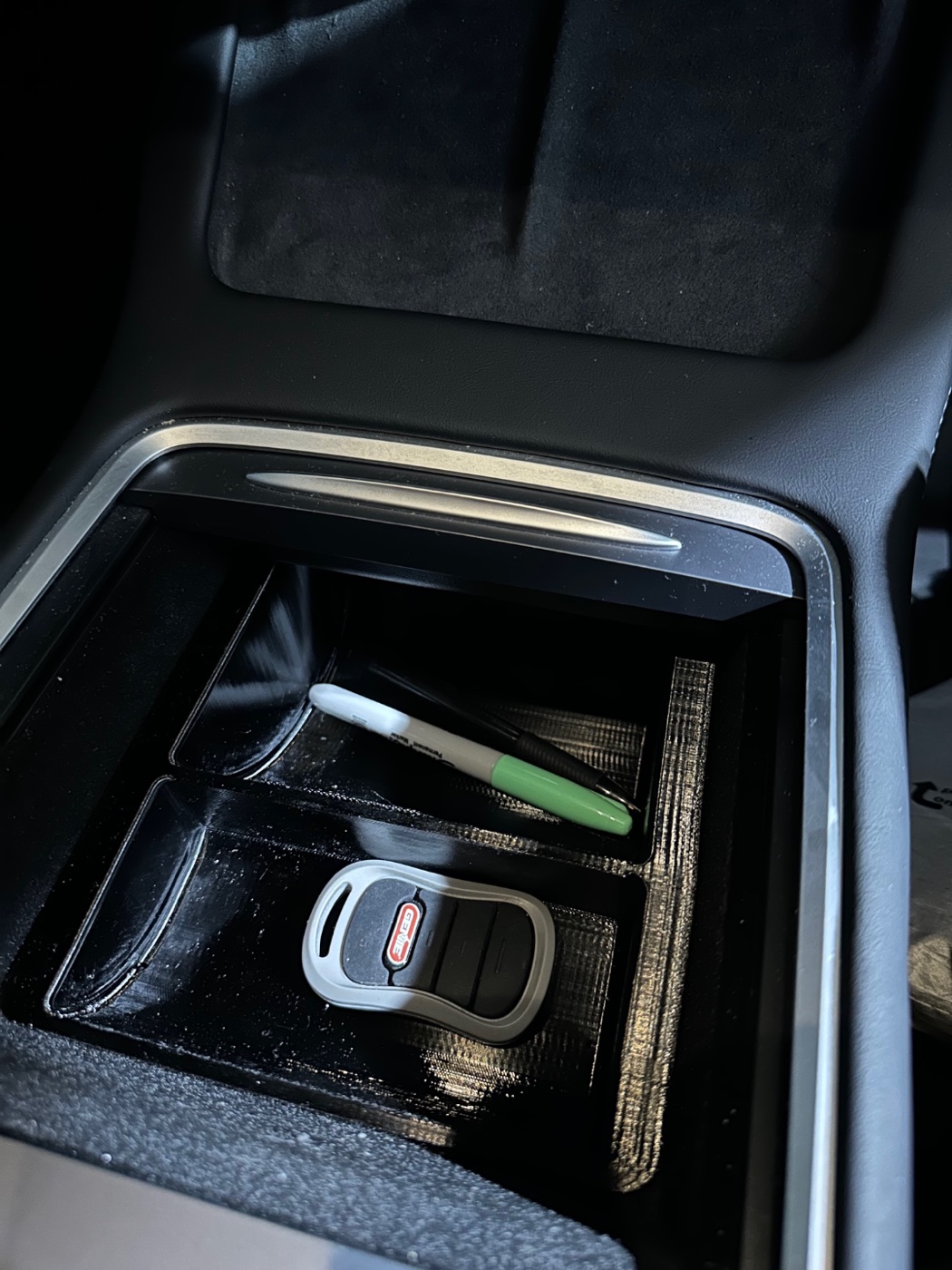 Tesla Model 3 ön konsol kayar tepsisi