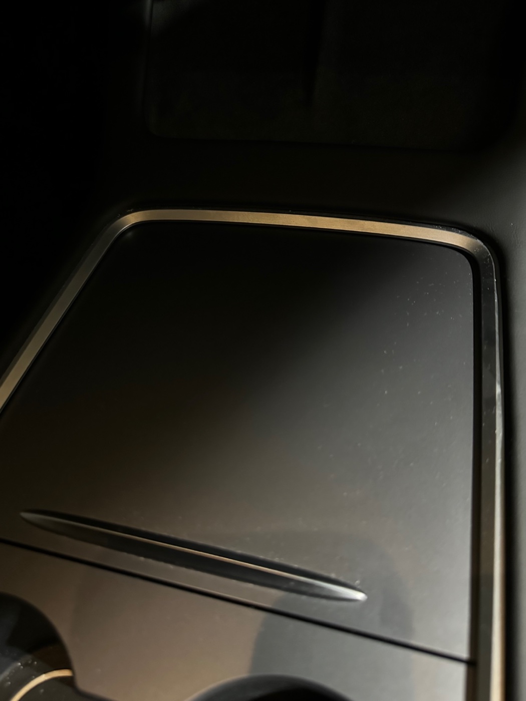 Tesla Model 3 ön konsol kayar tepsisi görsel 2