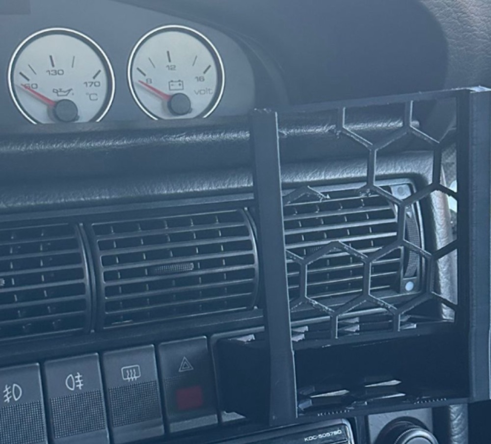 Audi A6 C4 Telefon Tutucu (iPhone 13/14/15 Pro Max)