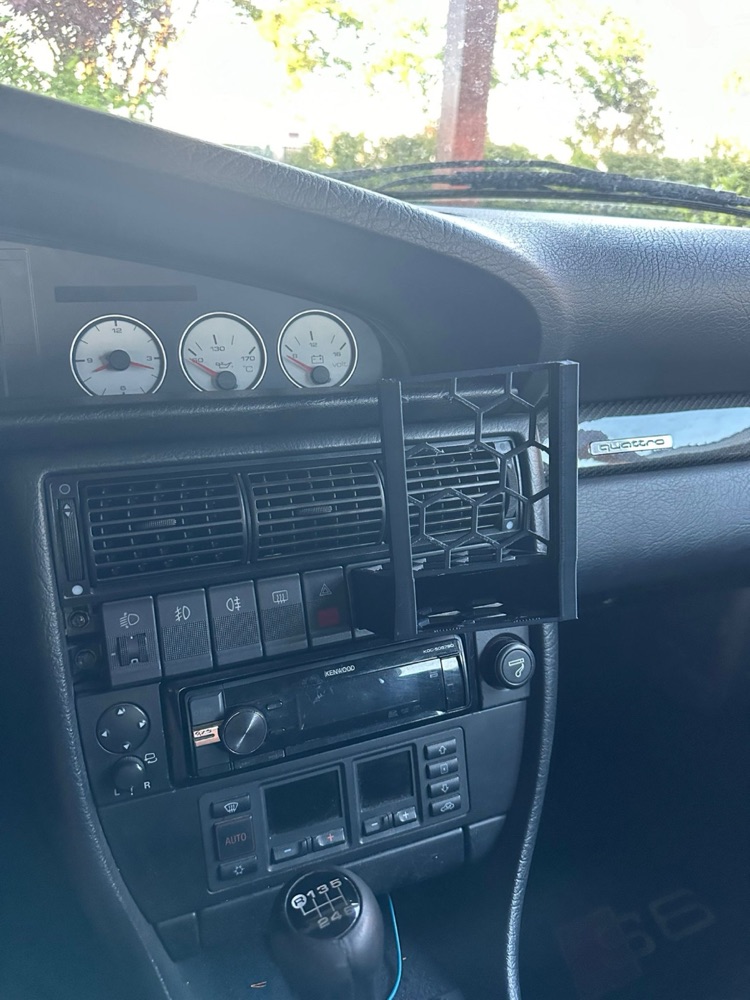 Audi A6 C4 Telefon Tutucu (iPhone 13/14/15 Pro Max) görsel 2