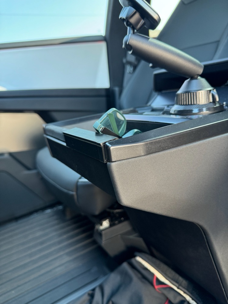 Tesla Cybertruck şarj tepsisi bölmeli düzenleyicisi görsel 3