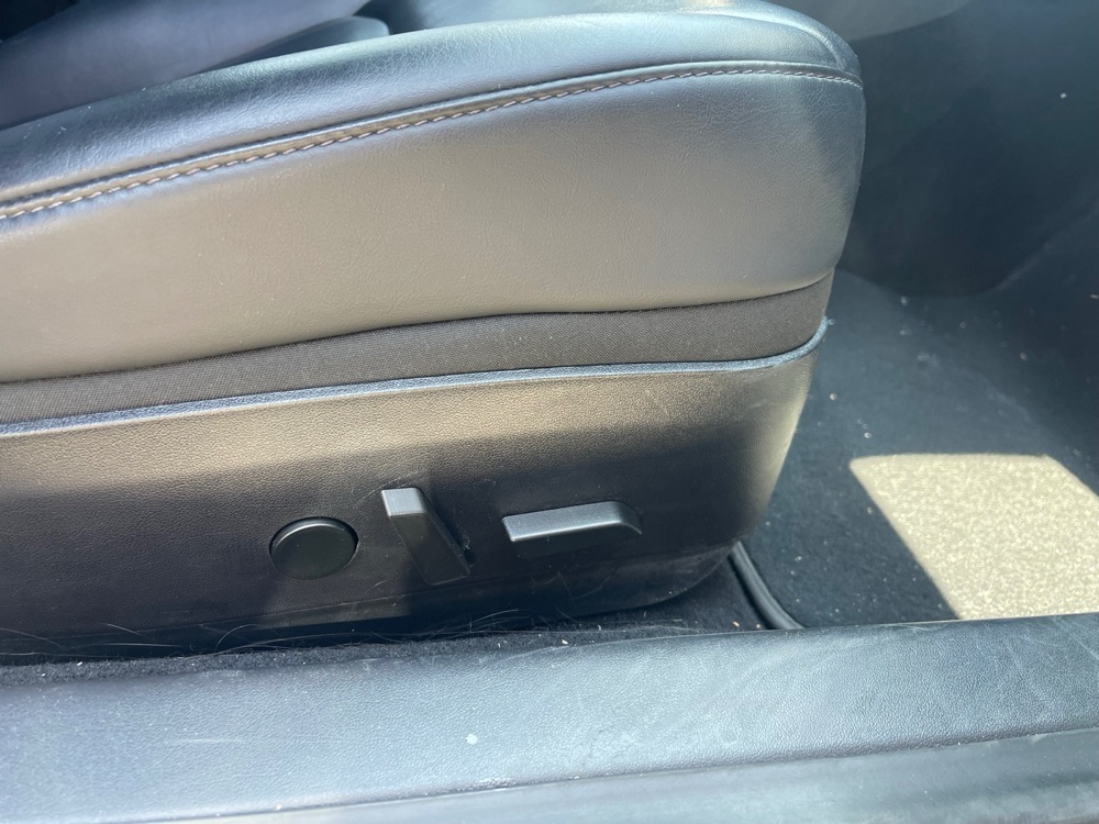 Tesla Model 3 koltuk ayar butonu görsel 2