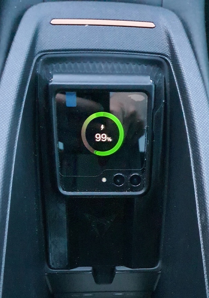 Cupra Born Samsung Galaxy Z Flip 5 Kablosuz Şarj Adaptörü görsel 6
