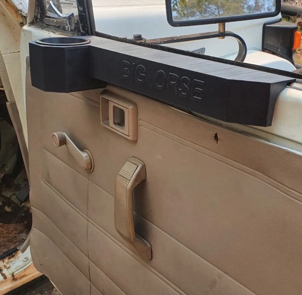 Toyota Land Cruiser 70 Serisi bardaklıklı kol dayama görsel 2