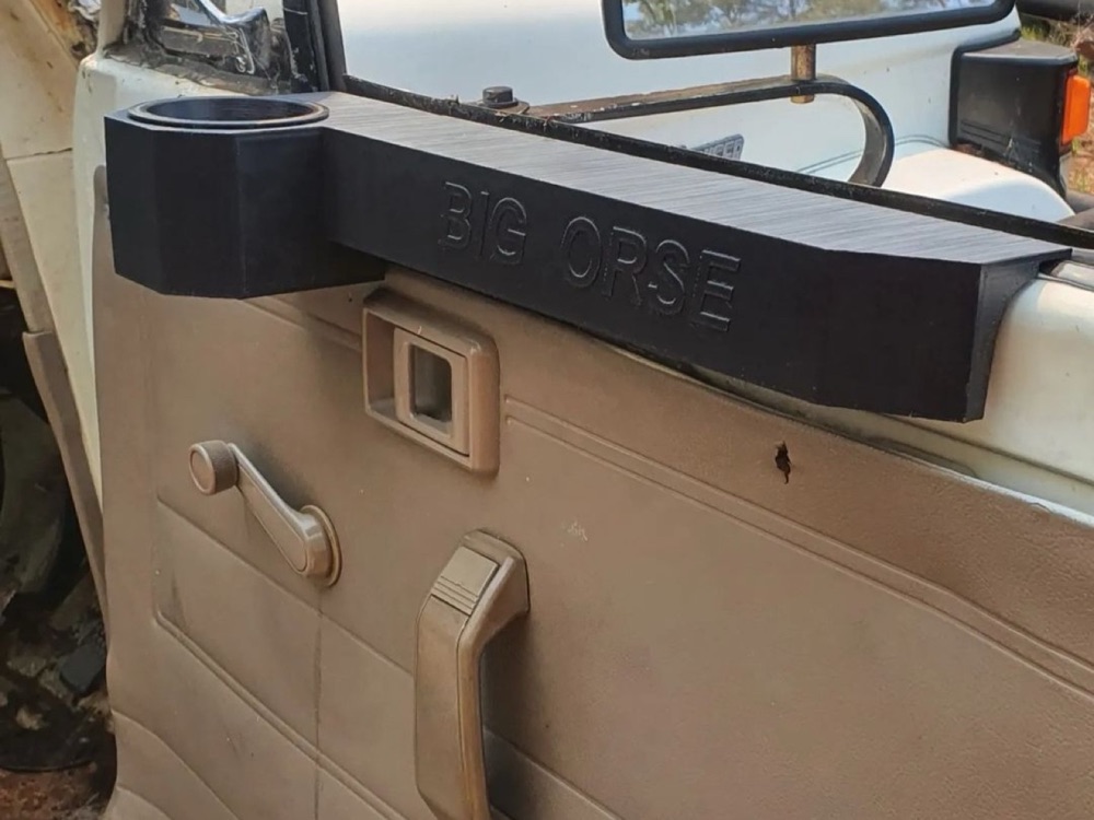 Toyota Land Cruiser 70 Serisi bardaklıklı kol dayama görsel 3