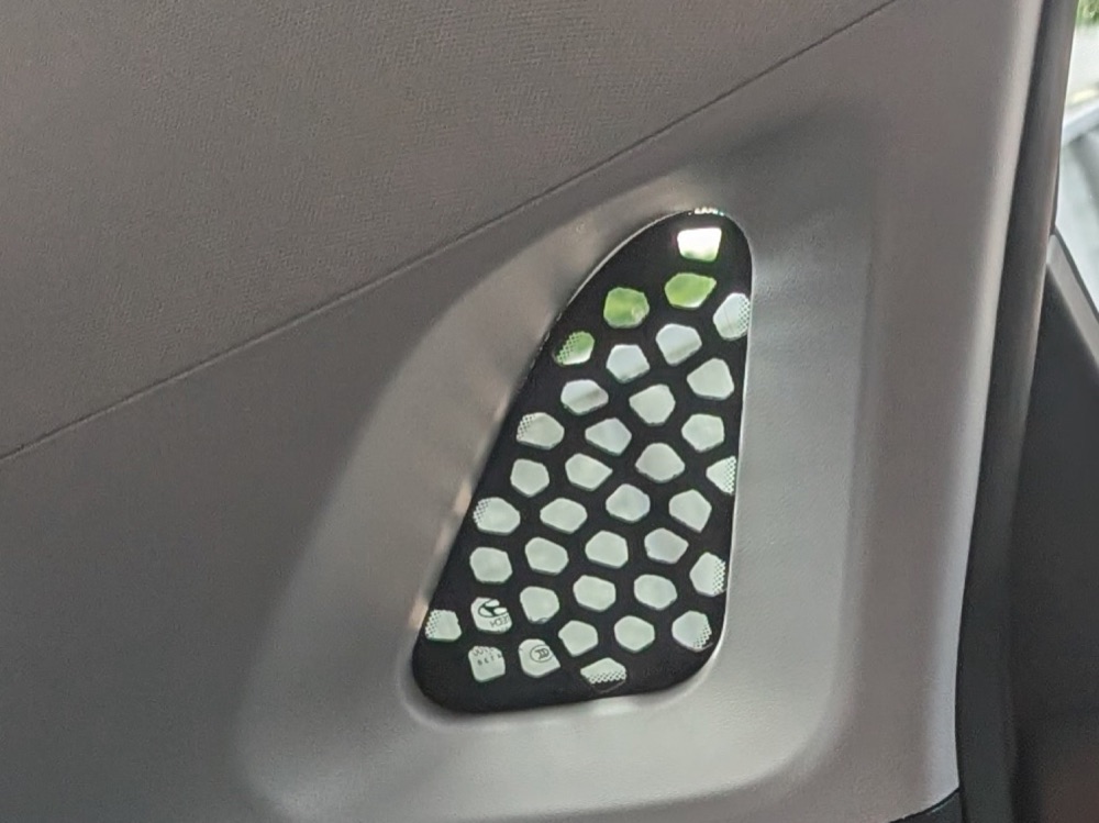 Hyundai Kona Yan Köşe Cam Izgarası
