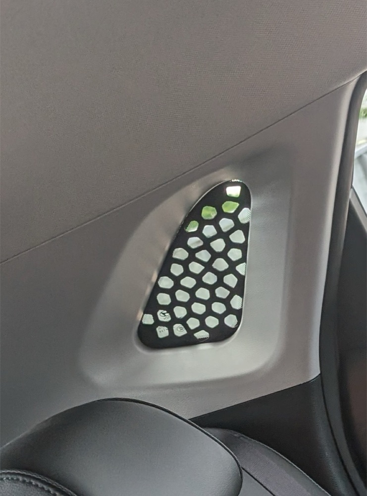 Hyundai Kona Yan Köşe Cam Izgarası görsel 2