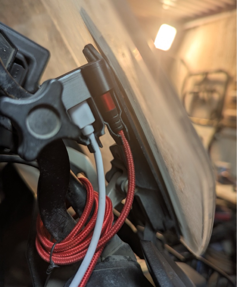 BMW R1250GS Uyumlu Şarj Kablosu Tutucu