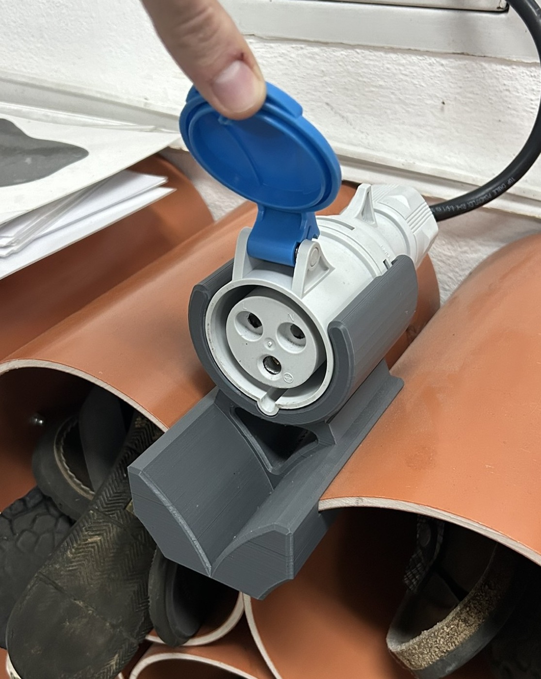 Tesla şarj cihazı trifaze priz tutucusu