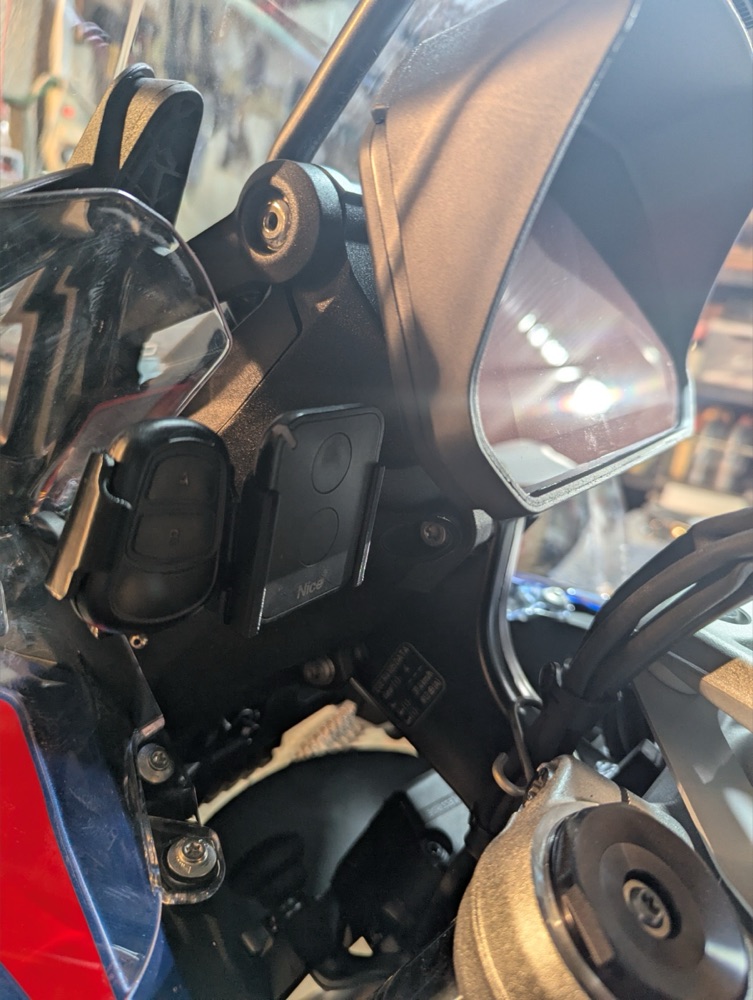 BMW R1300GS Uyumlu Çift Kumanda Tutucu görsel 3