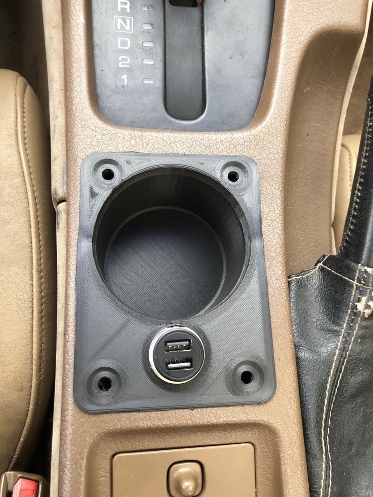 Nissan 300ZX bardaklık ve USB paneli