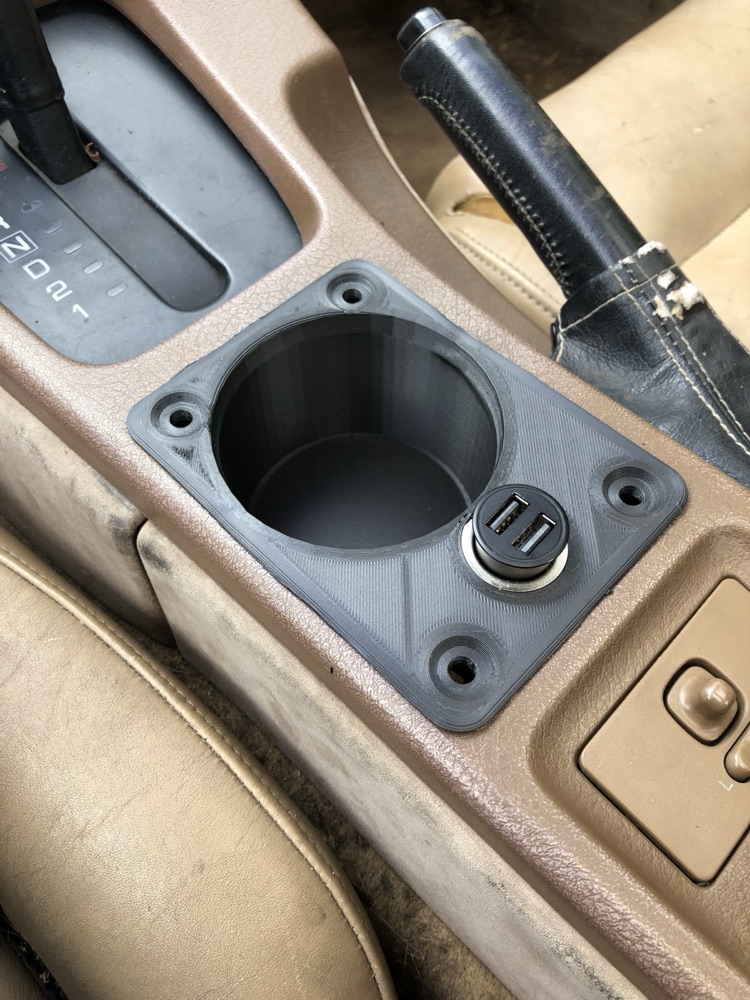Nissan 300ZX bardaklık ve USB paneli görsel 2