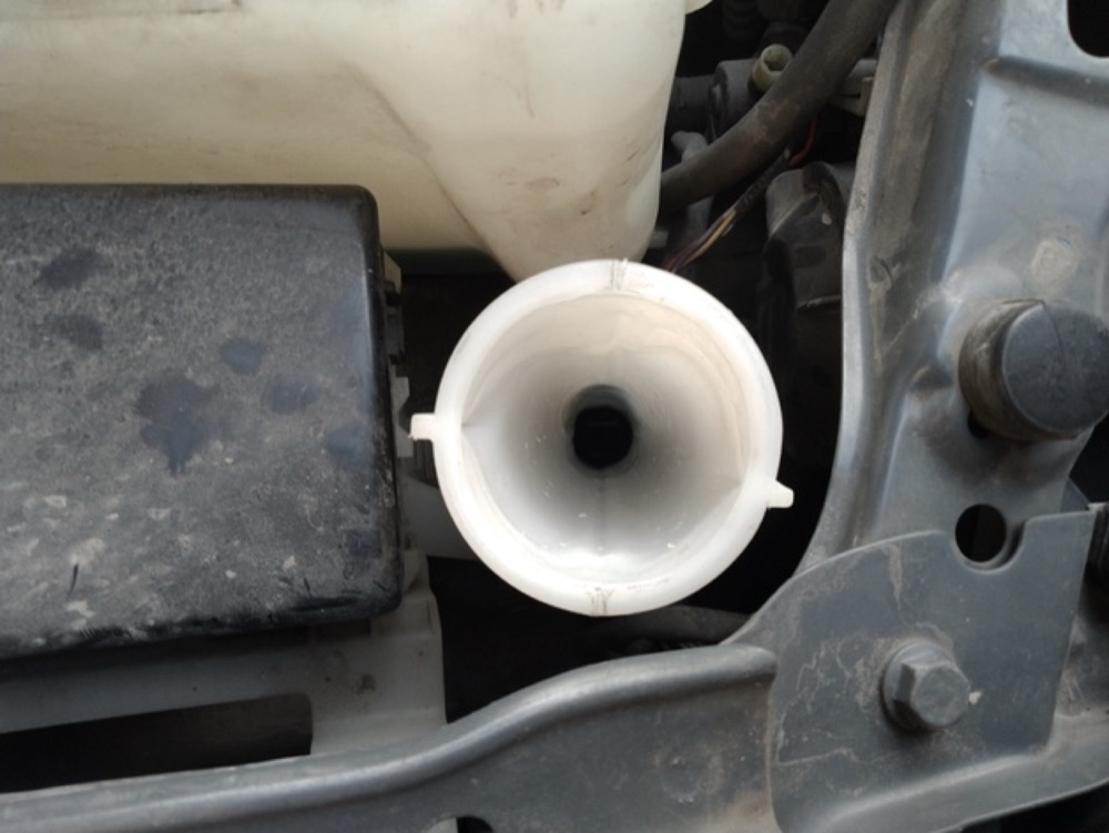 Nissan Almera Classic cam suyu kapağı