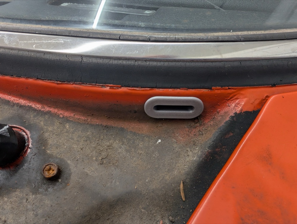 Nissan Datsun 240Z Cowl Anti Rattle Klipsi