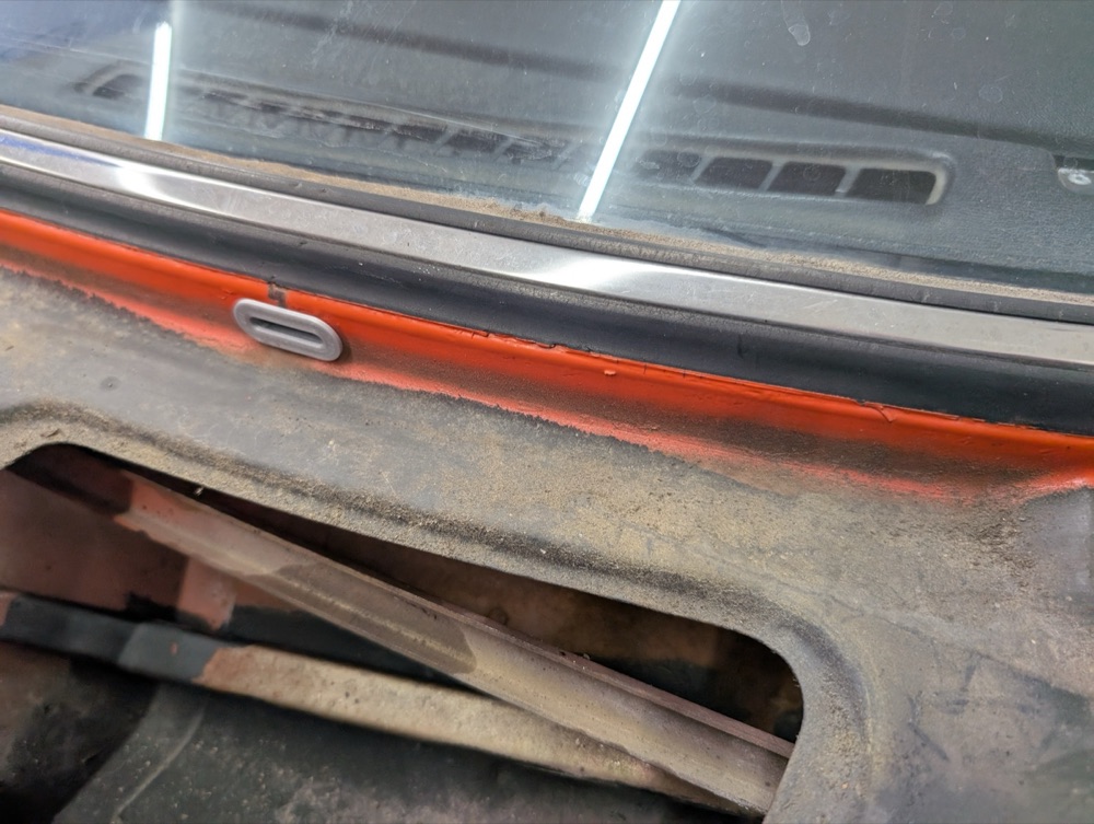 Nissan Datsun 240Z Cowl Anti Rattle Klipsi görsel 2