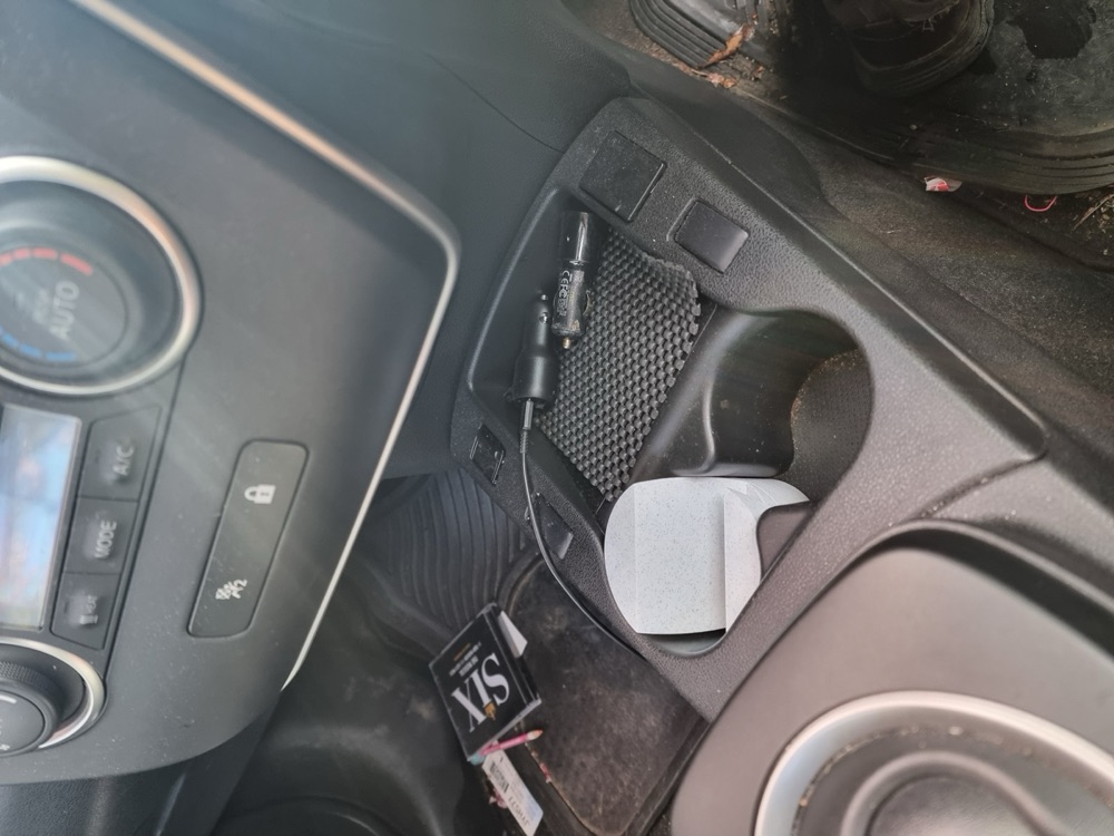 Nissan Leaf bardaklık telefon tutucu