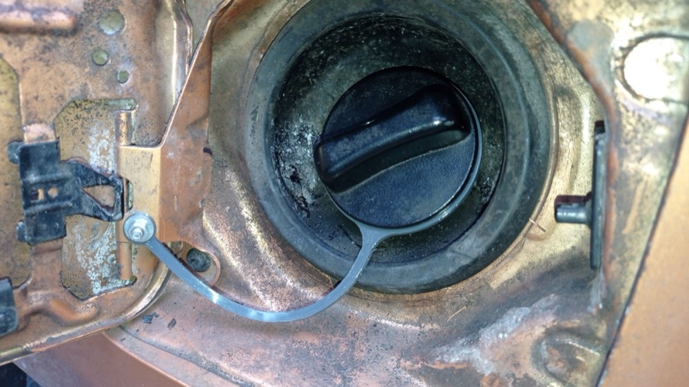 Nissan Micra K13 yakıt kapağı tutma bandı