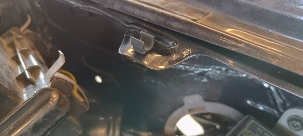 Nissan Sunny kaput klipsi görsel 2