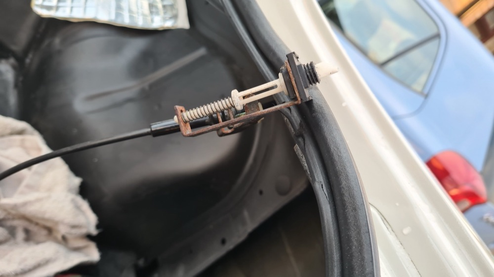 Nissan yakıt depo kapağı açma aparatı