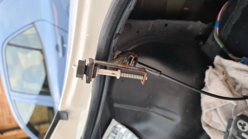 Nissan yakıt depo kapağı açma aparatı görsel 2