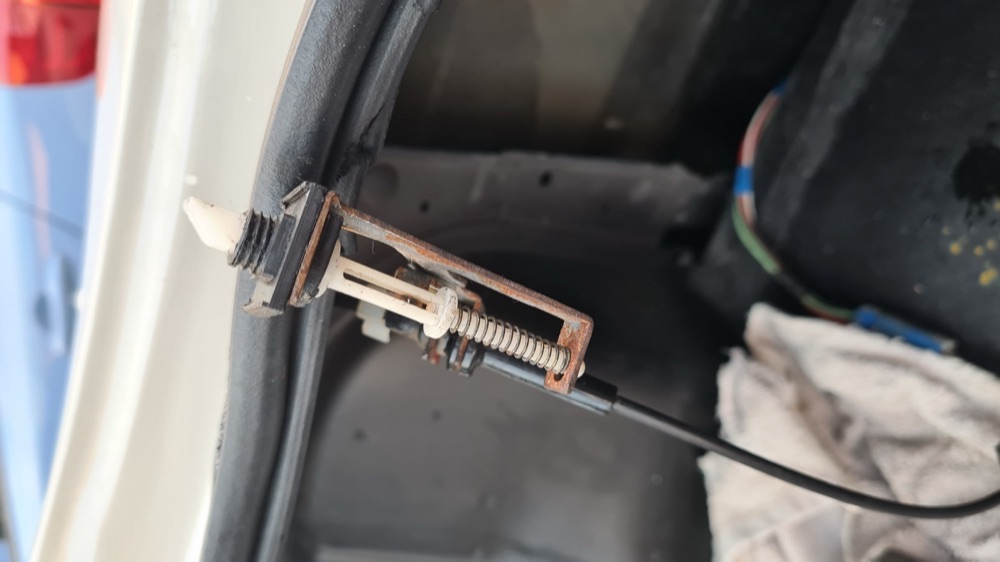 Nissan yakıt depo kapağı açma aparatı görsel 3