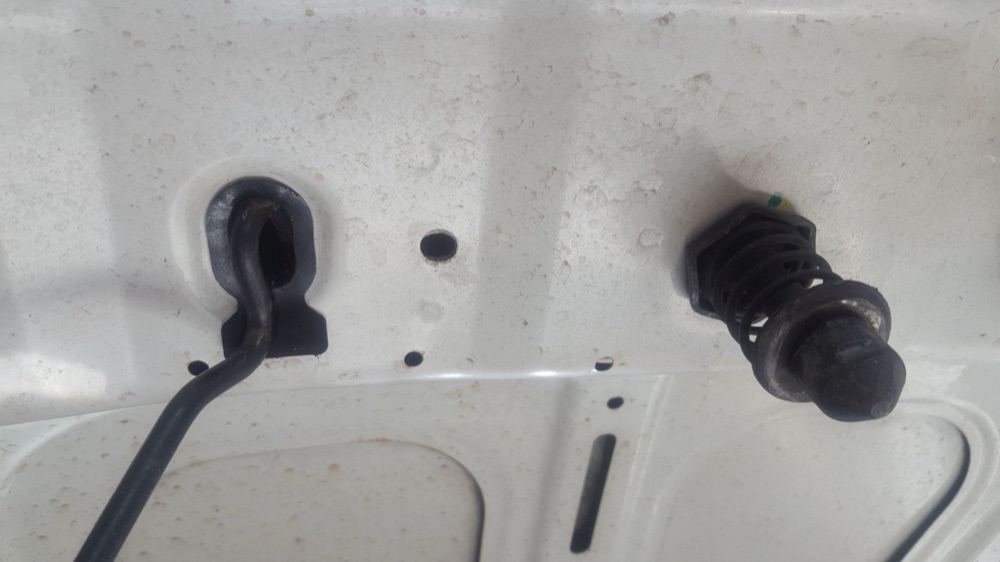 Opel Corsa C Kaput İstinat Demiri Yuvası