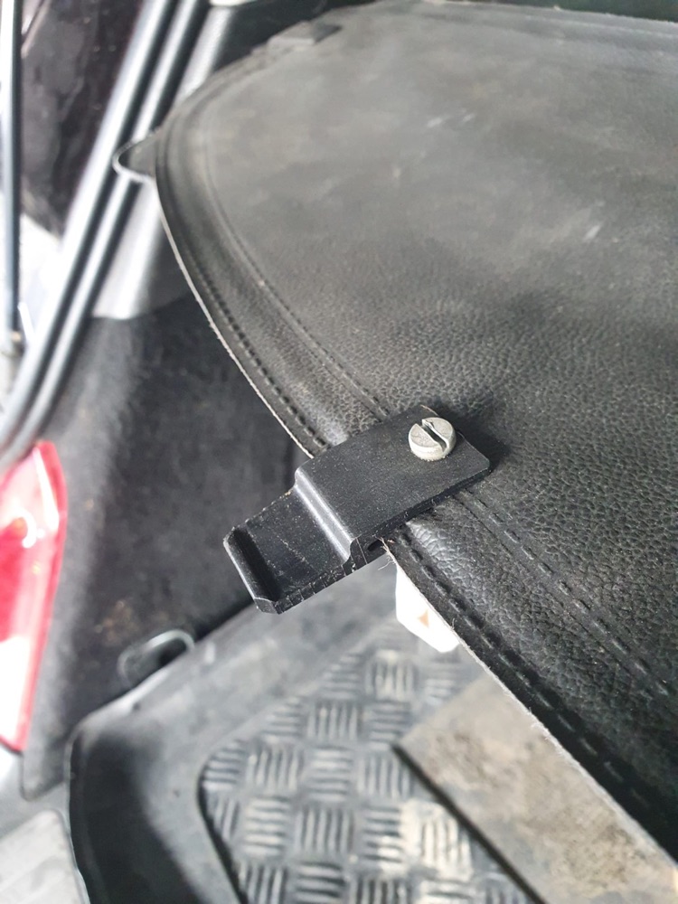 Opel Insignia Bagaj Pandizot Tutucu Klips