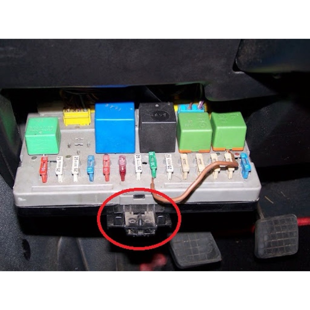 Peugeot 205 Sigorta Kutusu Braketi