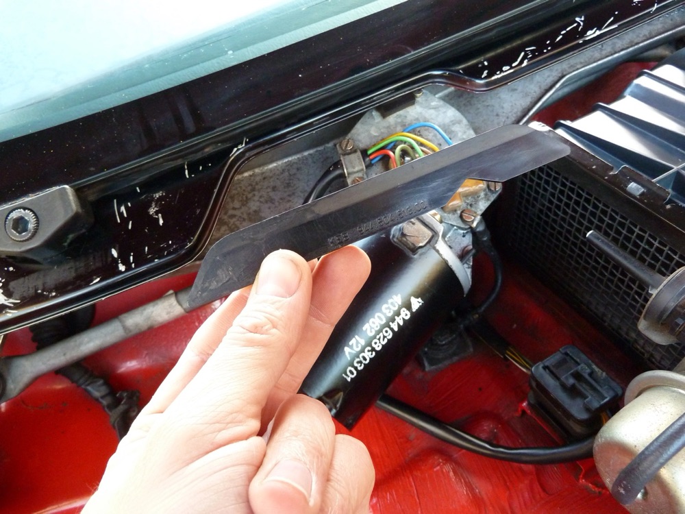 Porsche 944 Motor Kaputu Izgara Plakası