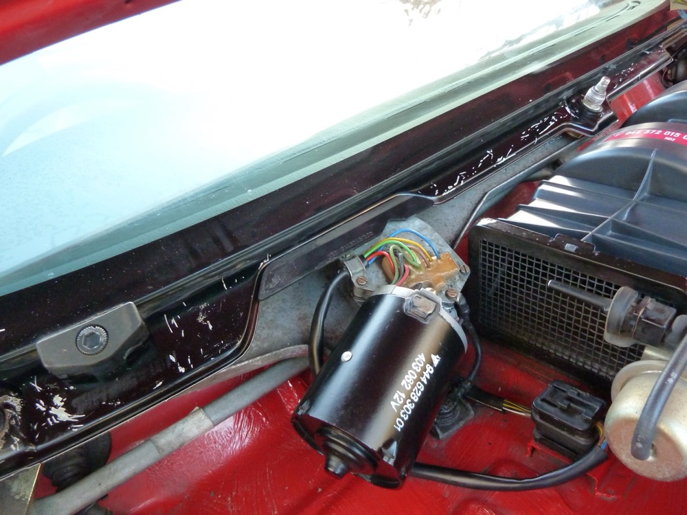 Porsche 944 Motor Kaputu Izgara Plakası görsel 2