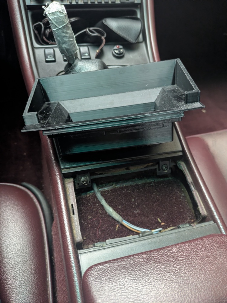 Porsche 944 Orta Konsol Telefon Tutucu ve Esya Gozu görsel 3