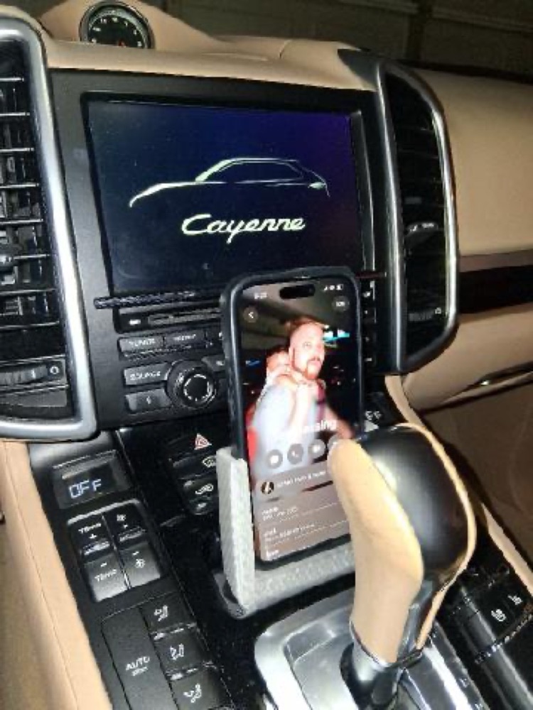 Porsche Cayenne Küllük İçi iPhone 16 Telefon Tutucu