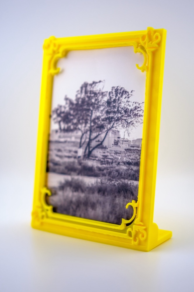 Süslü Kenarlı Ayaklı Fotoğraf Çerçevesi (10×15 cm)