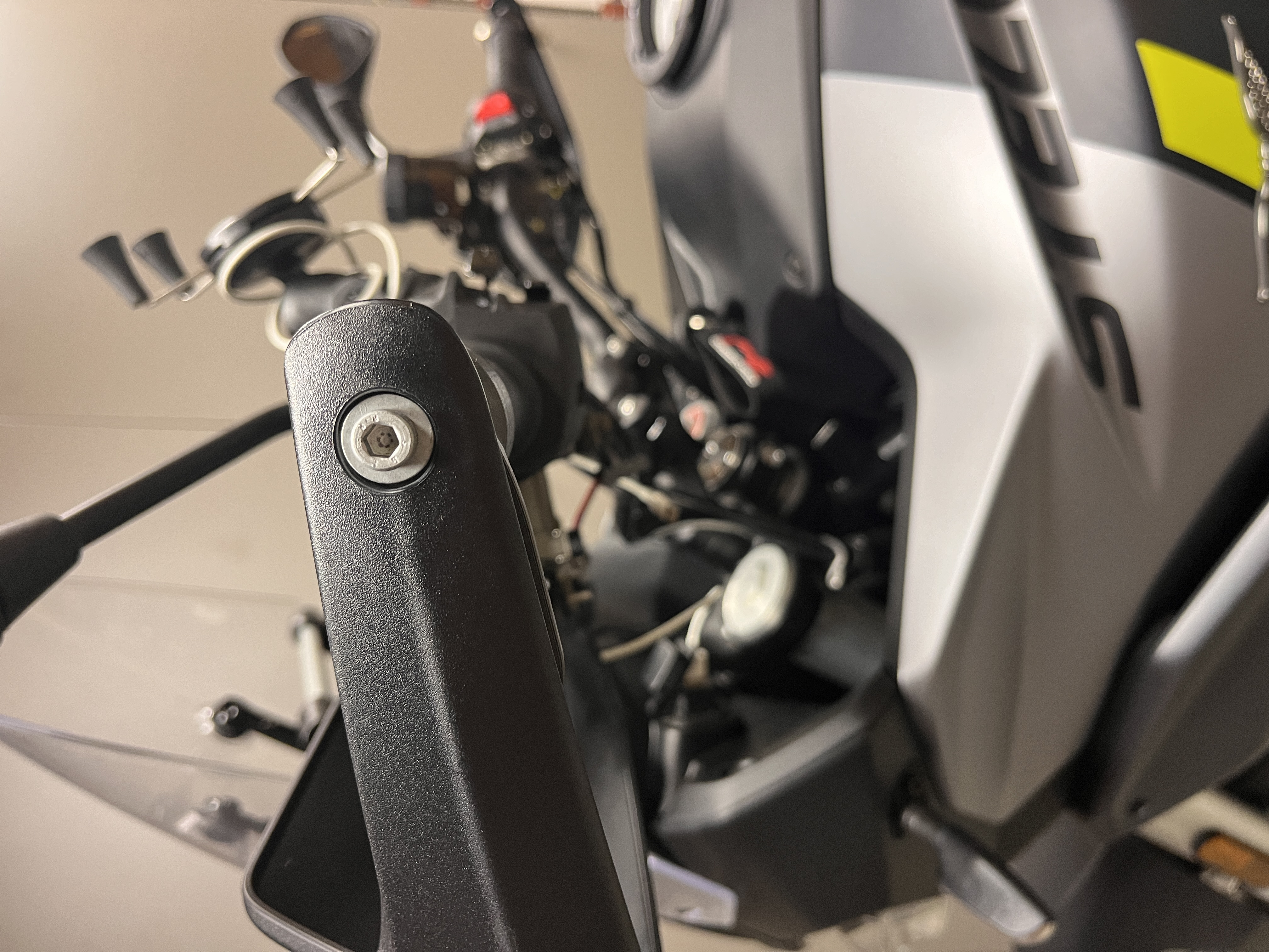 Moto Guzzi Stelvio Kask Askısı görsel 3