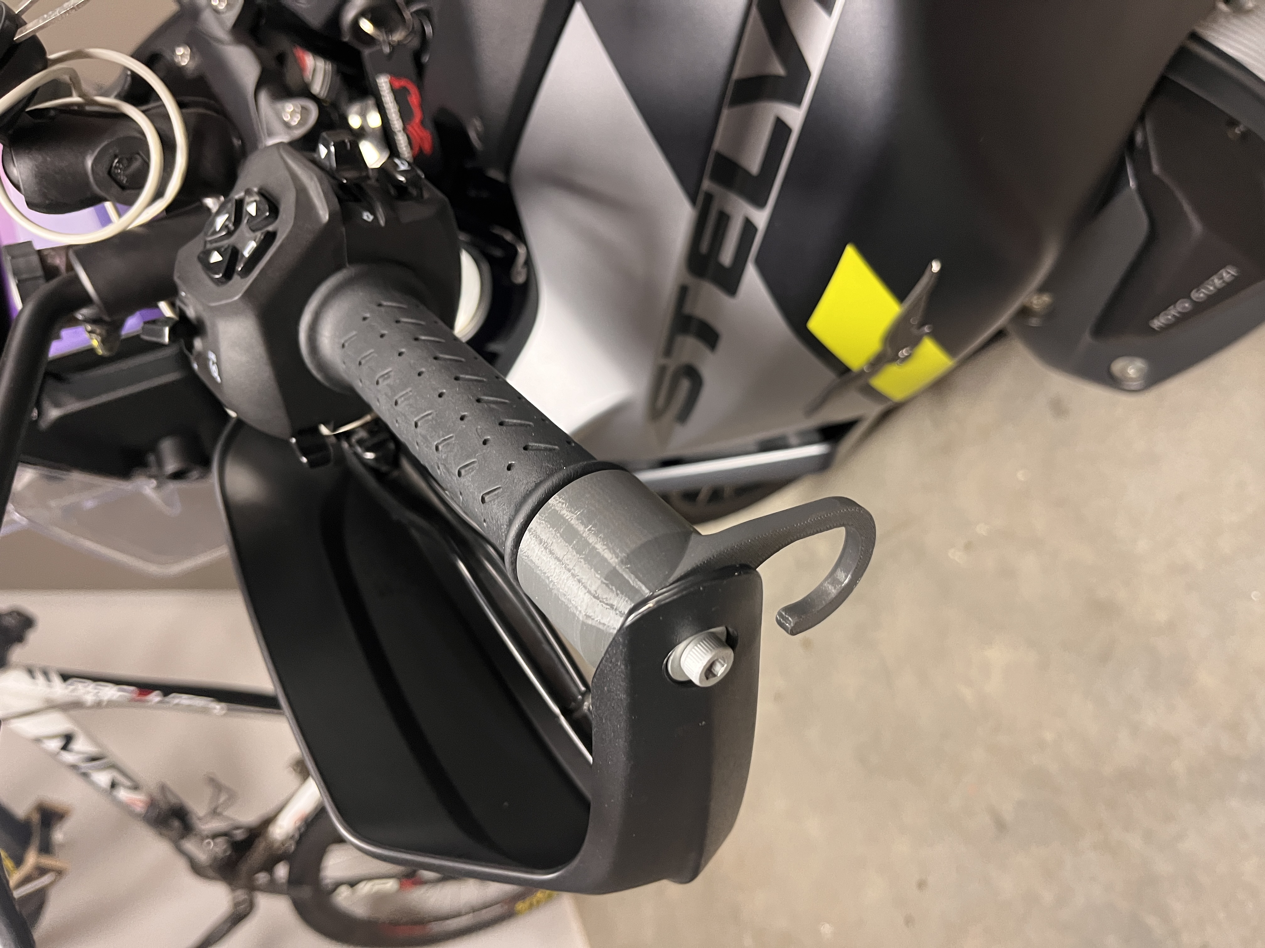Moto Guzzi Stelvio Kask Askısı görsel 4