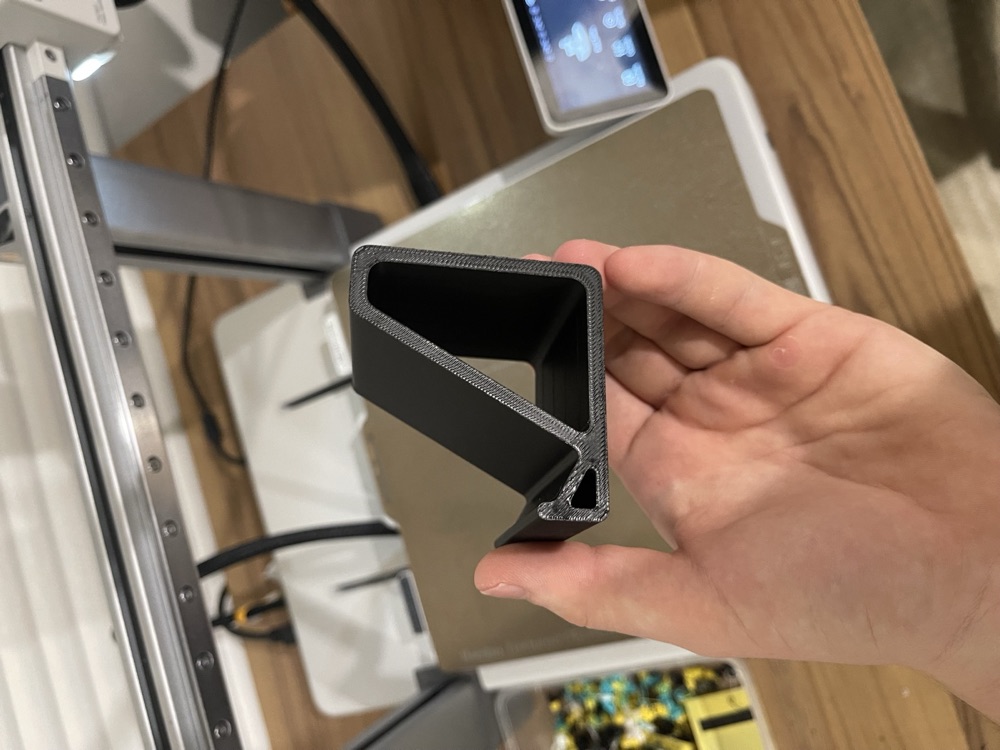Sade Telefon Standı (Boşluklu Üçgen Profil) görsel 2