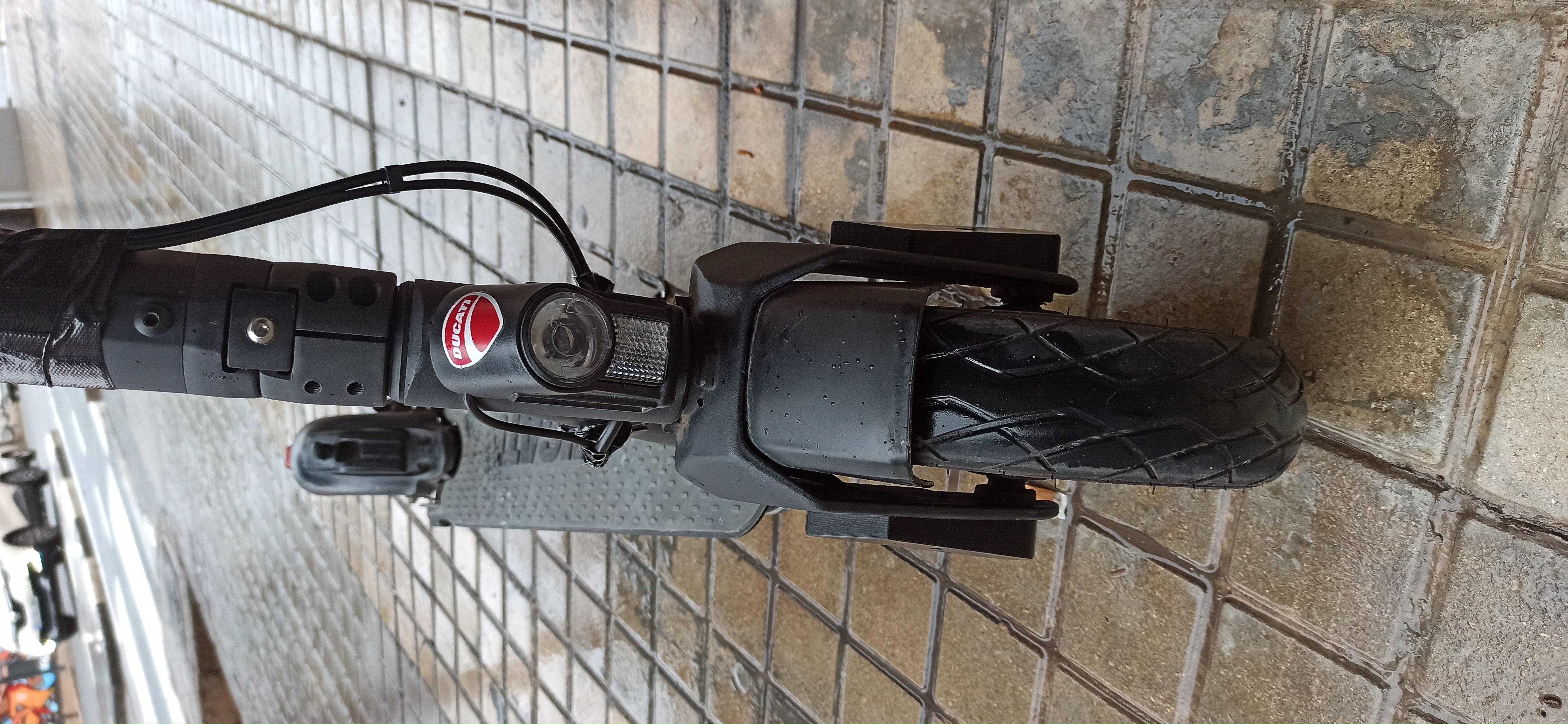 Ducati Pro-2 E-Scooter Ön Aks Kapağı görsel 2