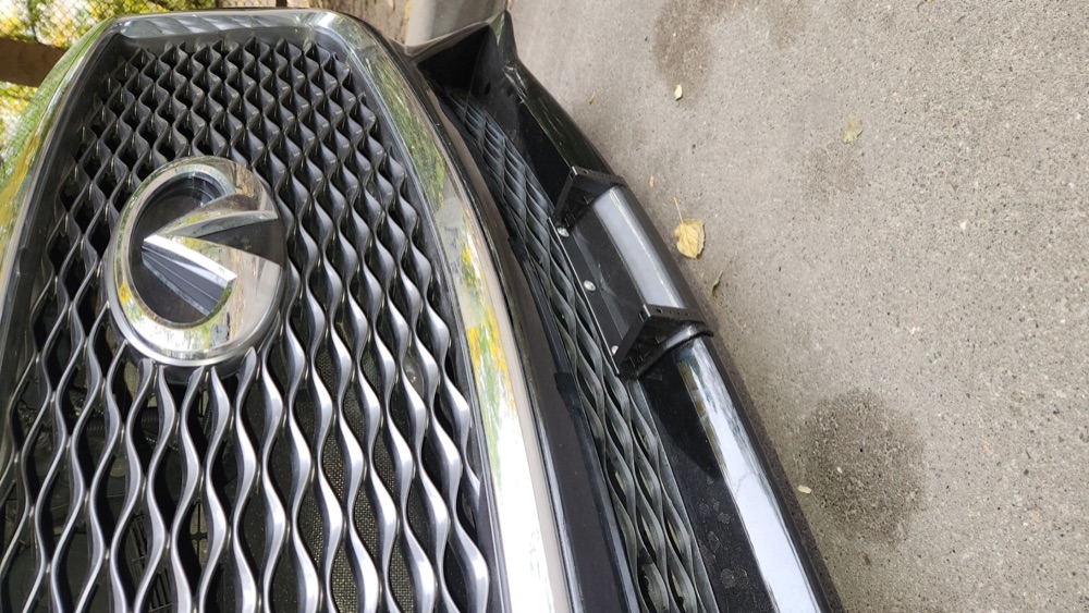 Infiniti Q60 Plaka Tutucu Braketi