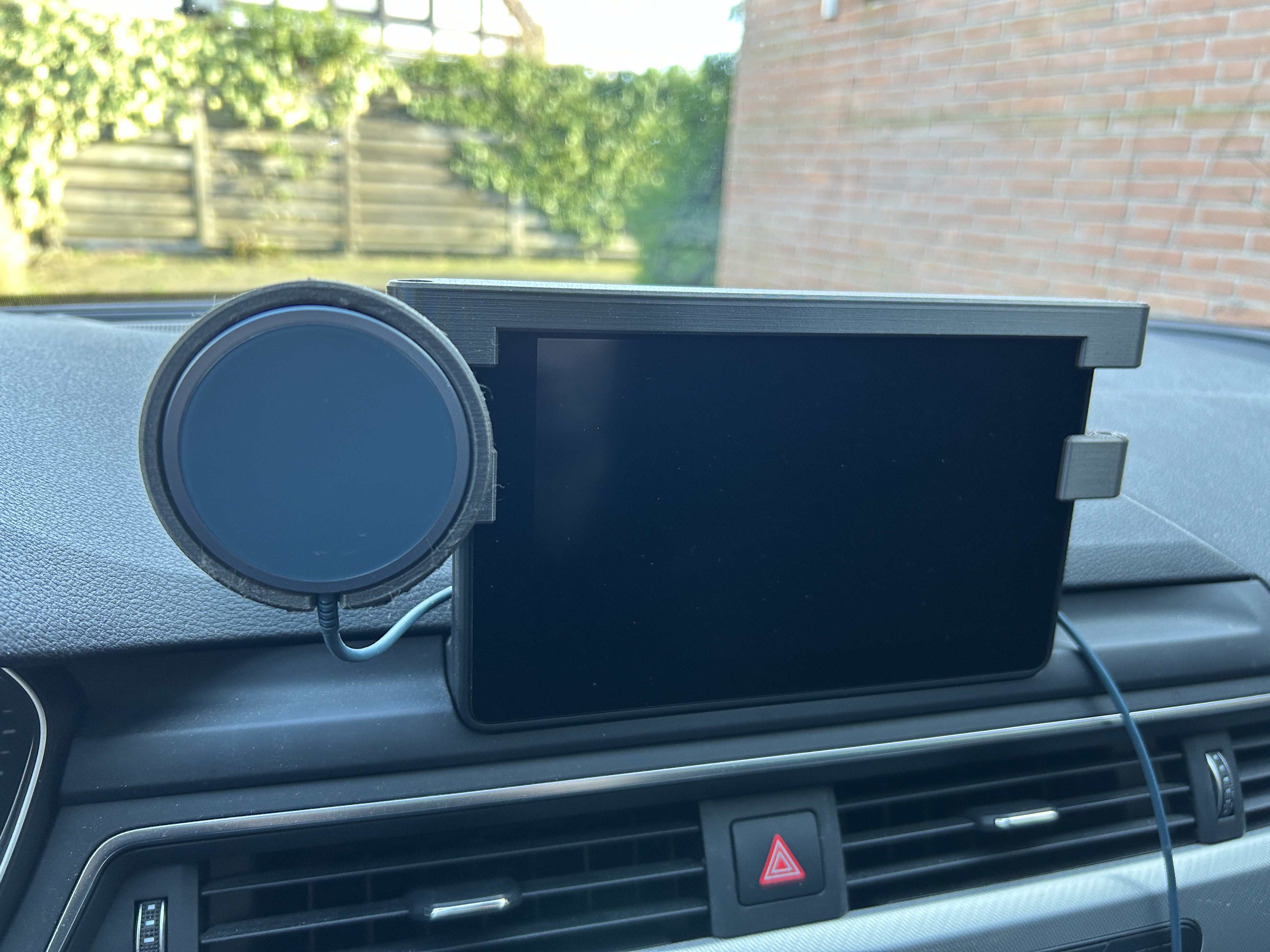 Audi A4 B9 Ekran Telefon Yuvası
